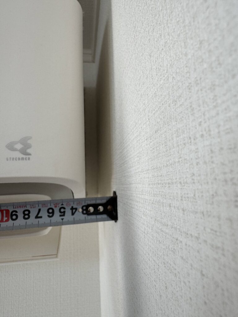 業者泣かせ！壁にピッタリで分解できないエアコン｜エアコン完全分解クリーニング